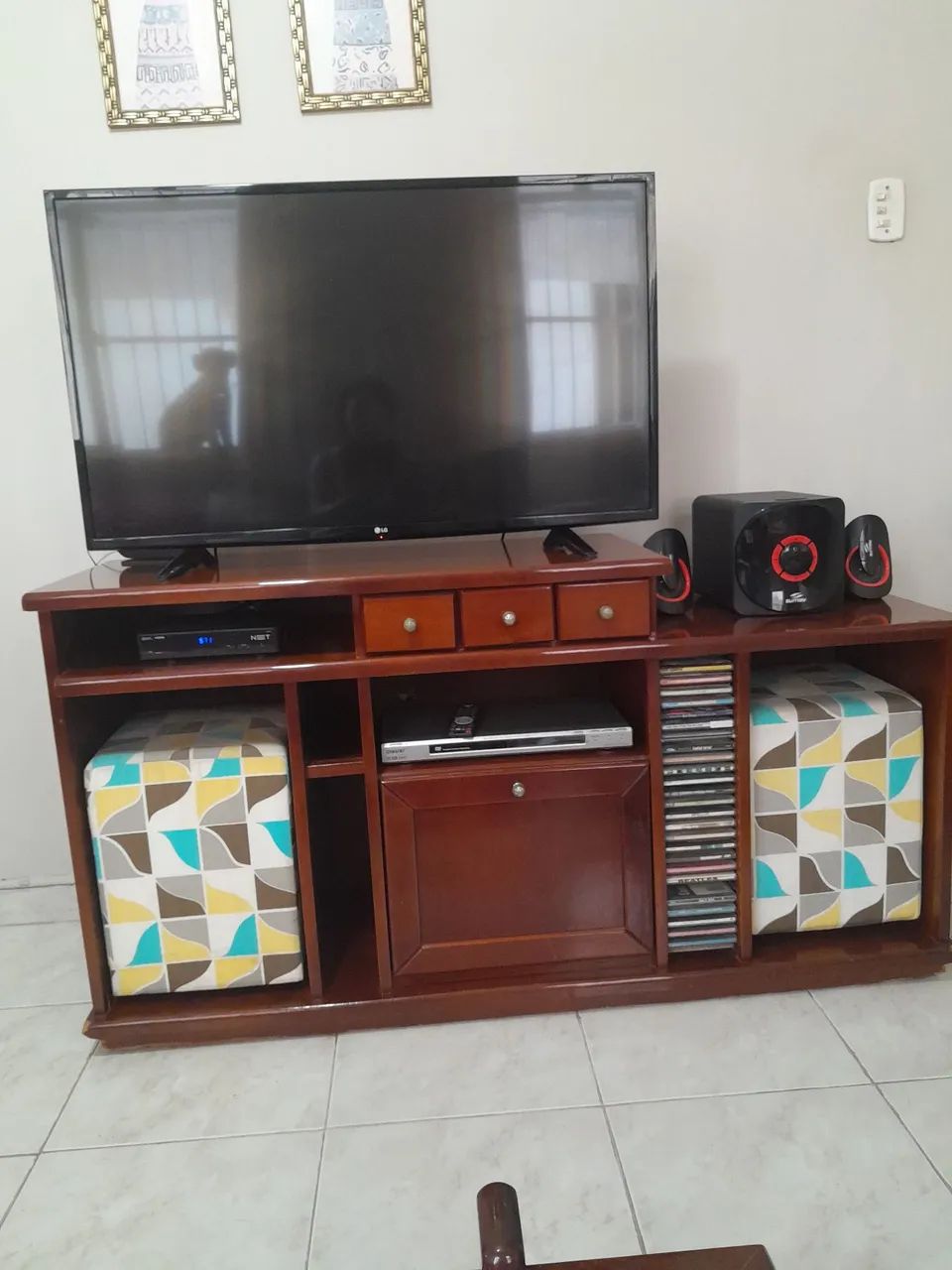 Vendo Rack em madeira em bom estado, com vários compartimentos 