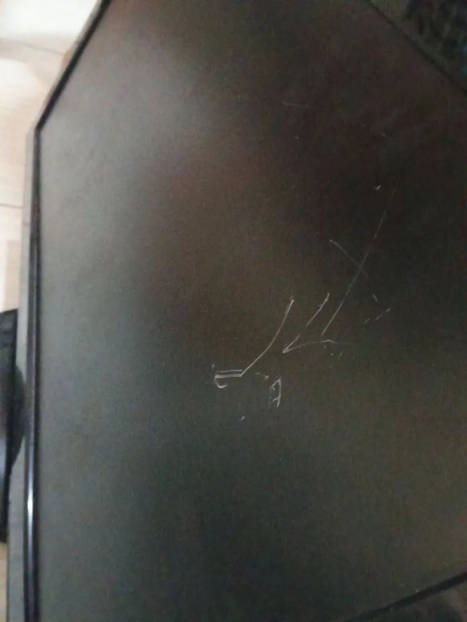 Monitor funcionando da positivo estar com um risco do lado direito dele - Foto 2
