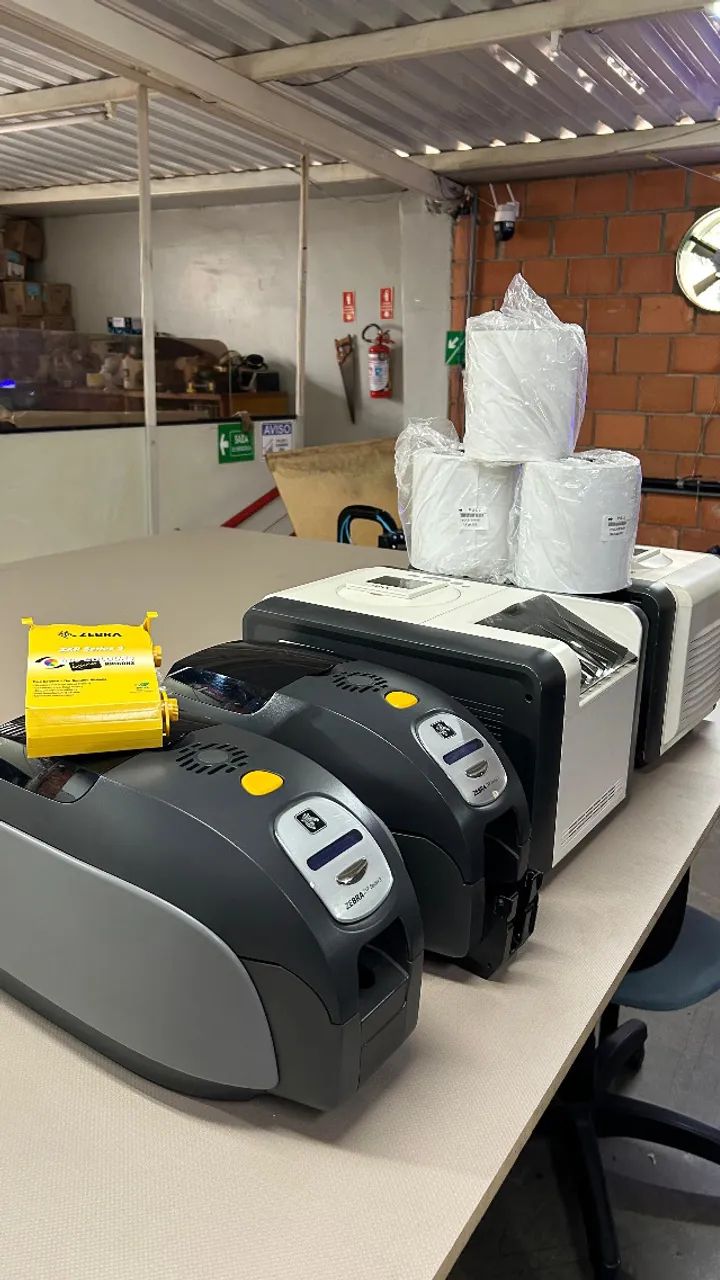 タケPページ KIT COM 4 MAQUINAS, 2 ZEBRAS ZXP SERIES 3 e 2 HITI FOTO PRINTER