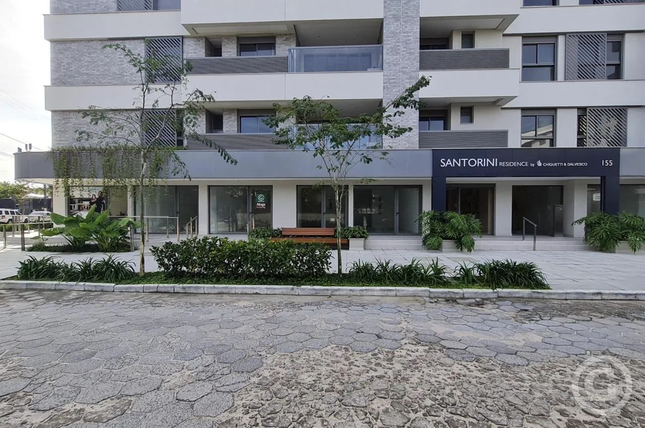 Loja disponível a uma quadra da praia em Jurerê