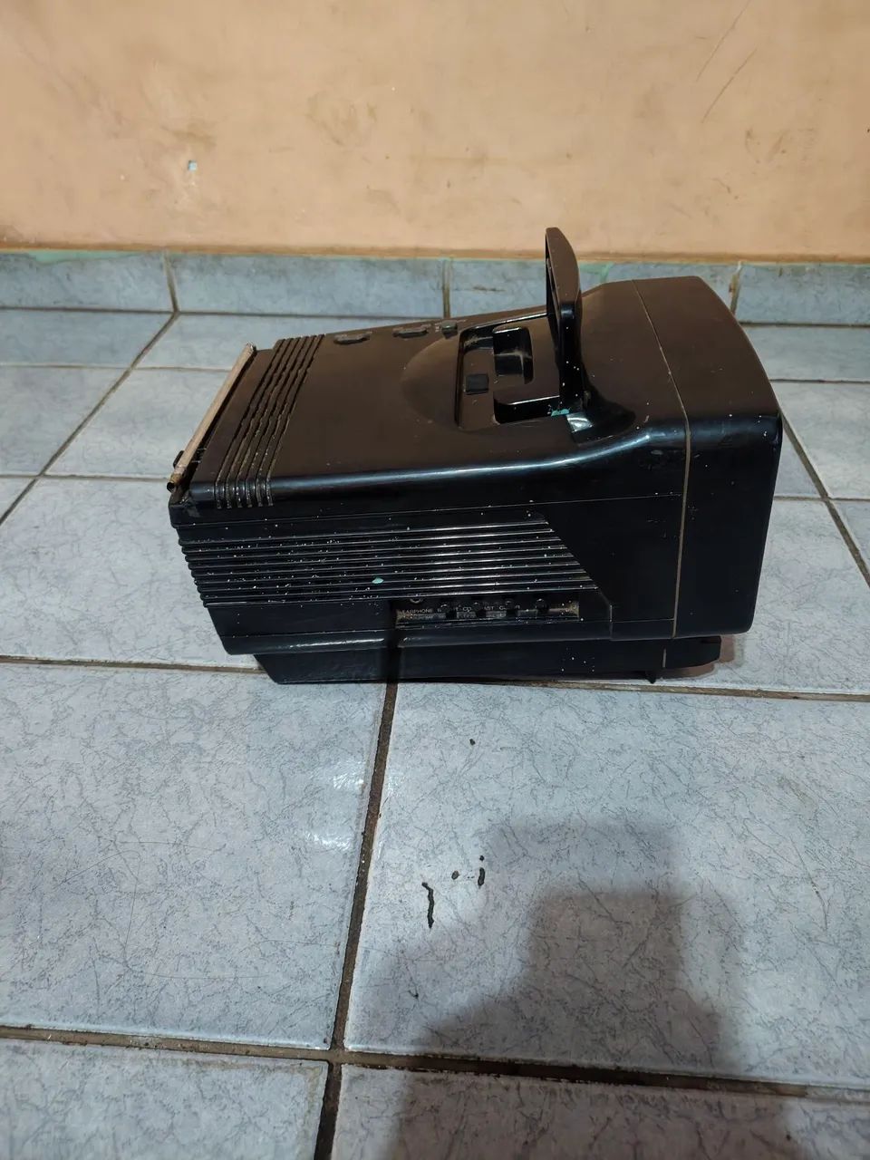 Vende se tv portátil colorida antiga  - Foto 5
