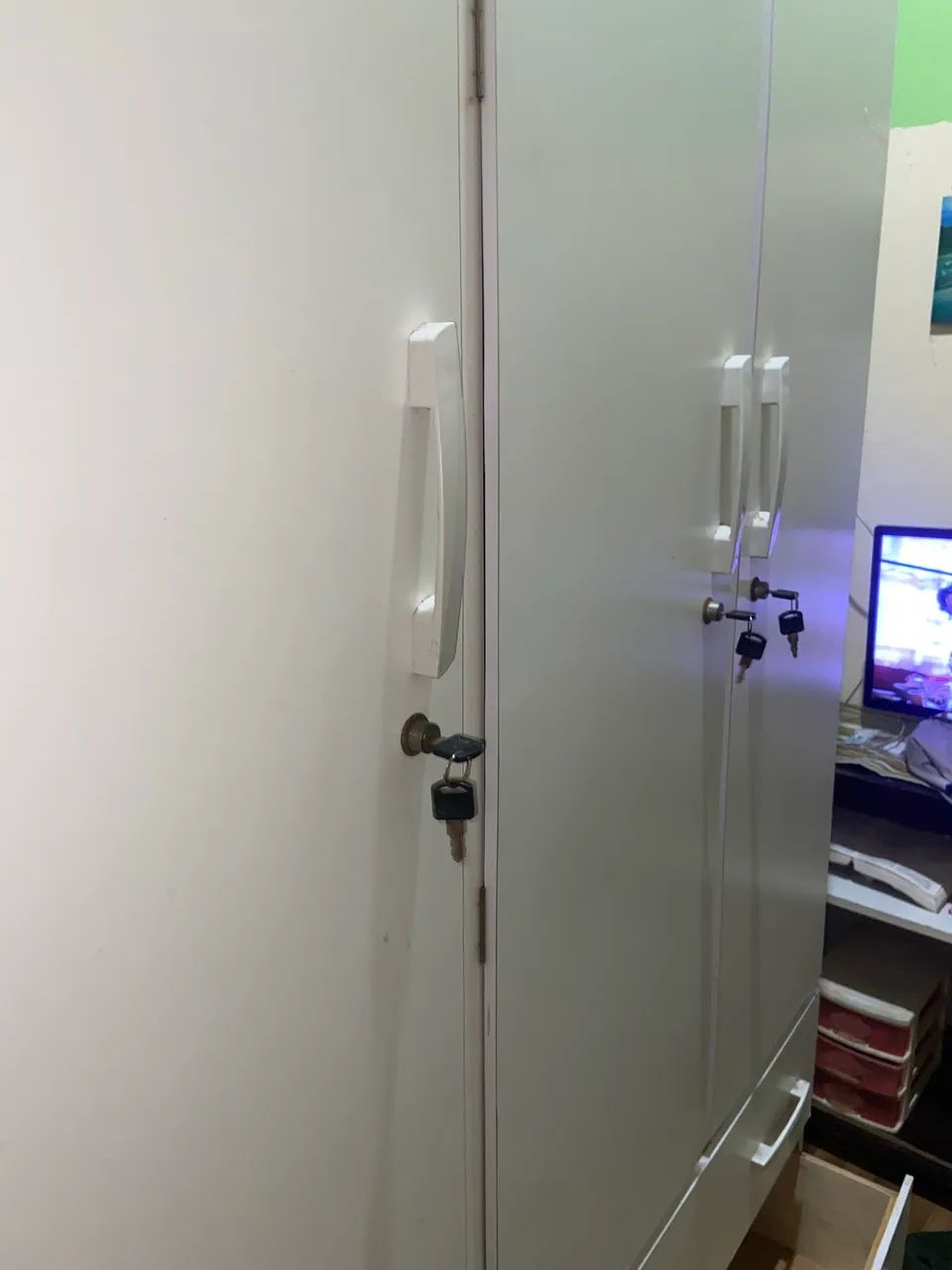 GUARDA-ROUPA 3 PORTAS E 4 GAVETAS - Foto 3