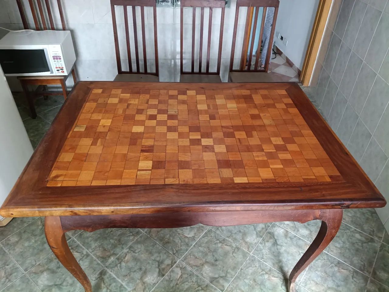 Mesa madeira maciça artesanal marchetada - Foto 3
