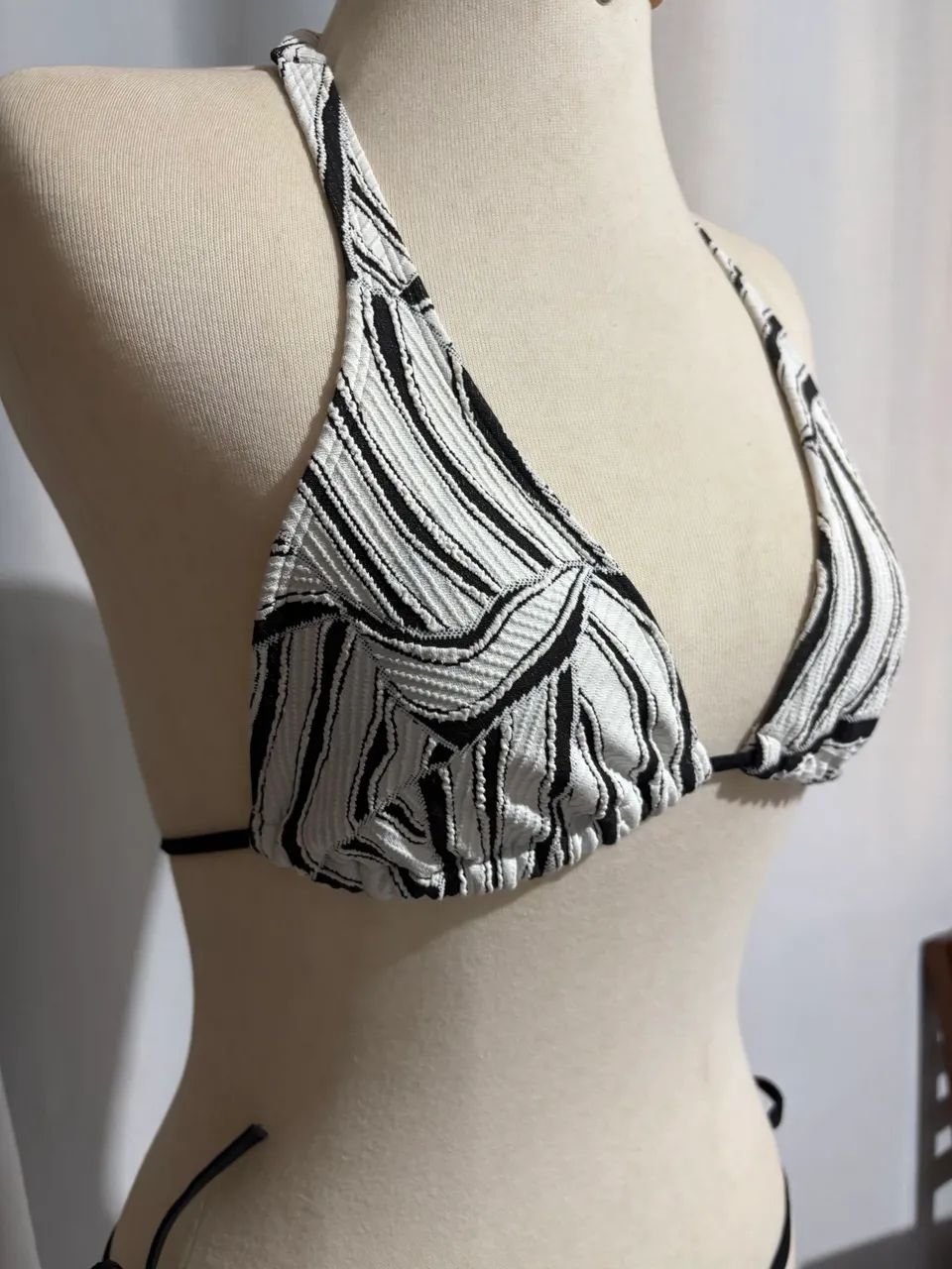 Conjunto biquíni preto e branco em relevo  - Foto 3