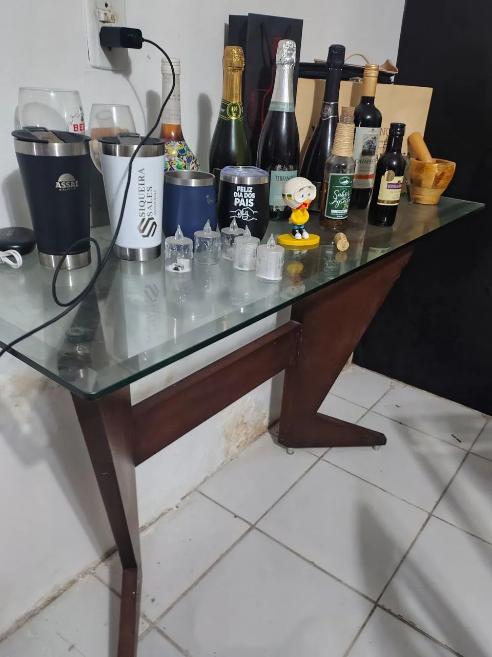Aparador de madeira com vidro