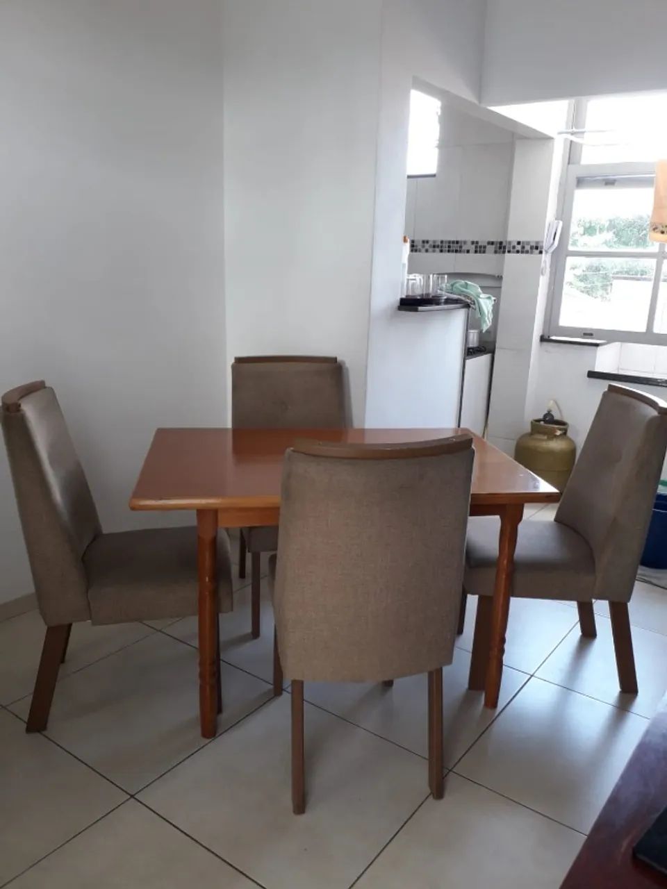 Vendo Conjunto de 4 cadeiras e mesa de jantar - Foto 2