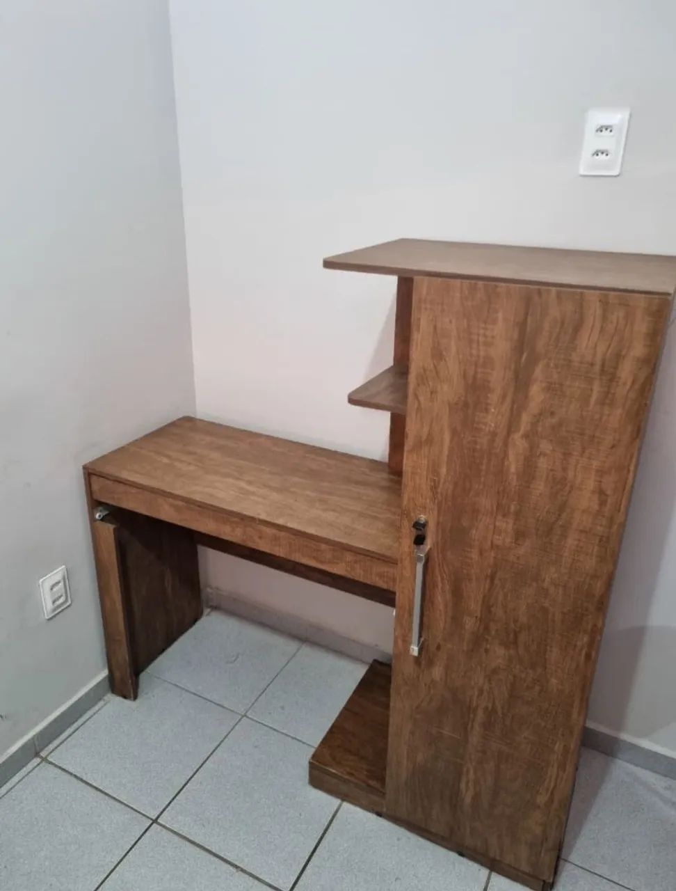 Escrivaninha/mesa de estudos e computador