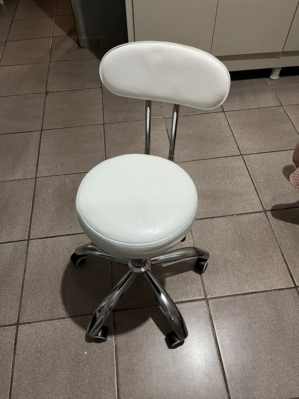 Vendo cadeira pop mocho com encosto giratório. ?Contém alguns defeitos, não entrego! - Foto 2