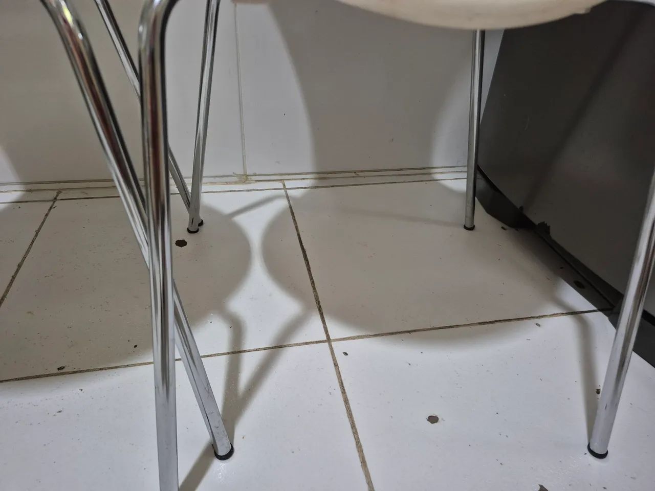 02 Cadeiras TokStok com assento de madeira e base cromada  - Foto 4