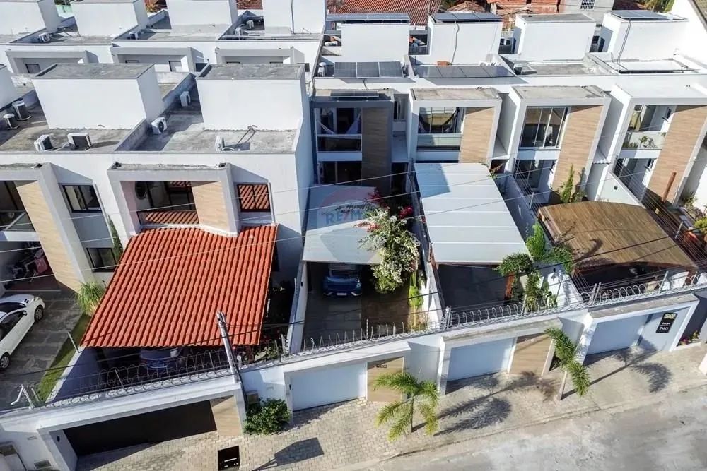 EXCELENTE CASA DUPLEX EM RUA PÚBLICA - Foto 2