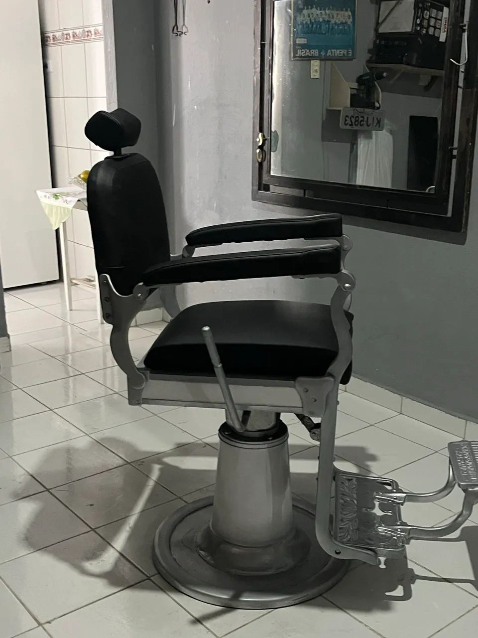 Cadeira de barbeiro, antiga  - Foto 4