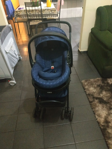 Vendo carrinho de bebê com bebê conforto