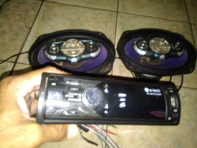 Dois meia 9 e um toca cd com pendrive.