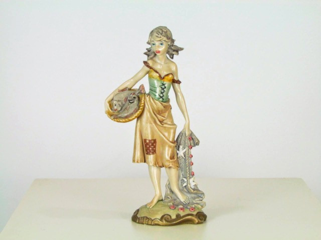 Estatueta resina figura feminina