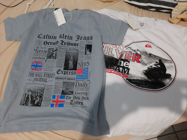 2 camisas tamanho P(15 R$ cada) na etiquetas. Novas. Comprei.tamanho errado.