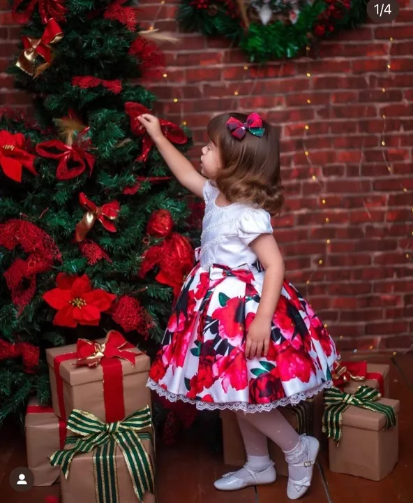 Vestido natal rodado Via Flora acompanha laço.