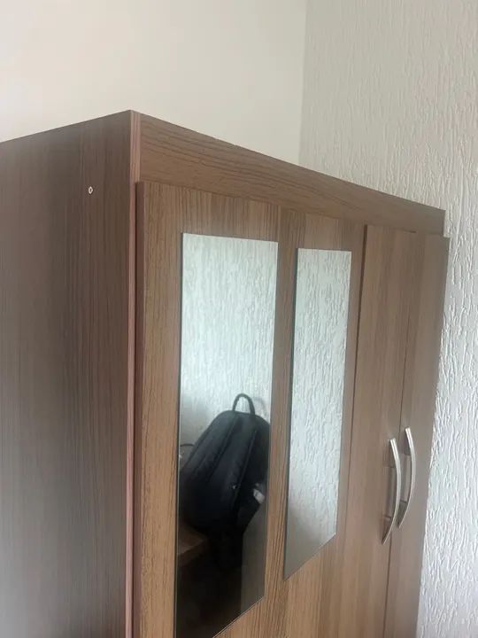 Guarda-roupa de madeira com espelho - Foto 2