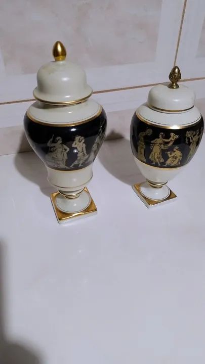 Par de Vasos Decorativos em Porcelana