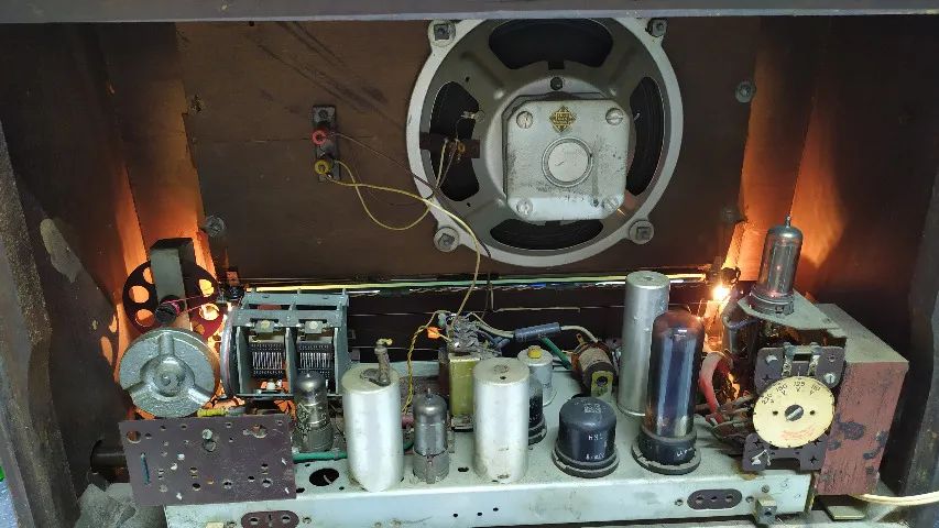 Rádio antigo valvulado Telefunken B772 funcionando  - Foto 5