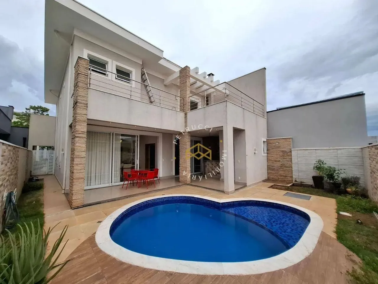 SOBRADO COM PISCINA E ÁREA GOURMET À VENDA NO CONDOMÍNIO JARDIM DE MÔNACO - HORTOLÂNDIA