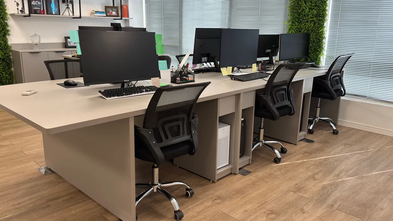 Mesa de escritorio, Estação de Trabalho MDF p/ 7 Pessoas - Ótimo Estado