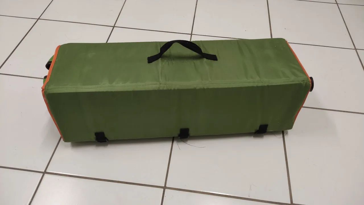 Cercadinho com fundo removível acolchoado. Possuí pequeno defeito.