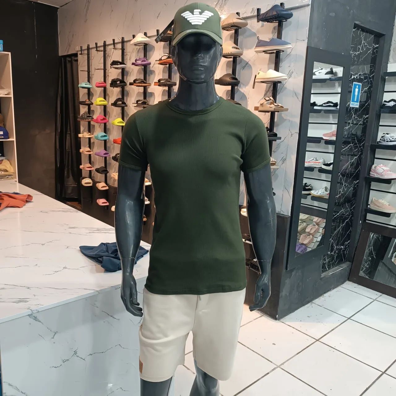 Camiseta Preta Manga Curta básicas modelo caneladas  - Foto 3