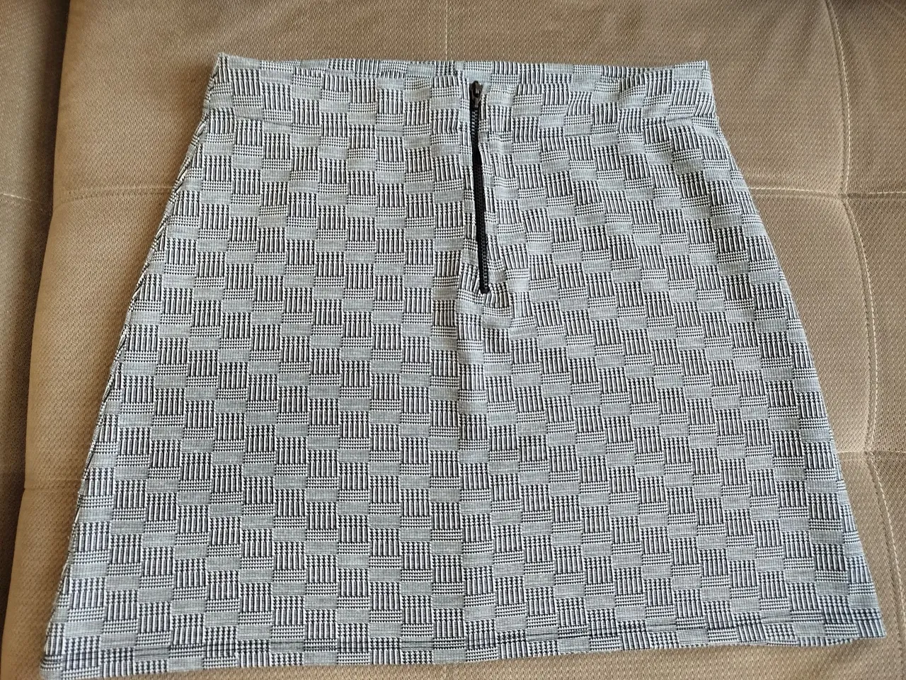 Saia estampada cinza e preta
