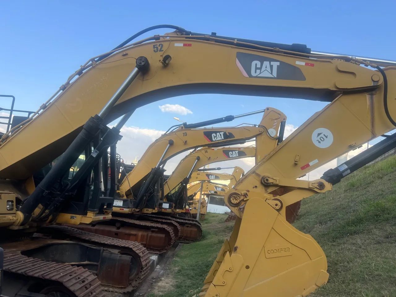 Escavadeiras Caterpillar 36 e 349 
