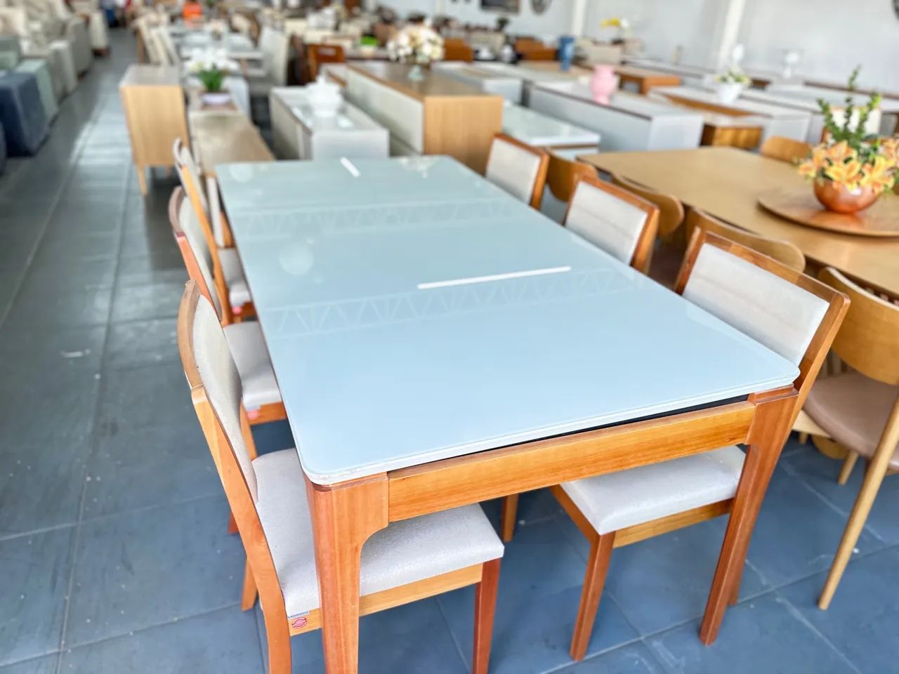 Mesa de Jantar Elegante com Tampo de Vidro e Cadeiras toda madeira  - Foto 2
