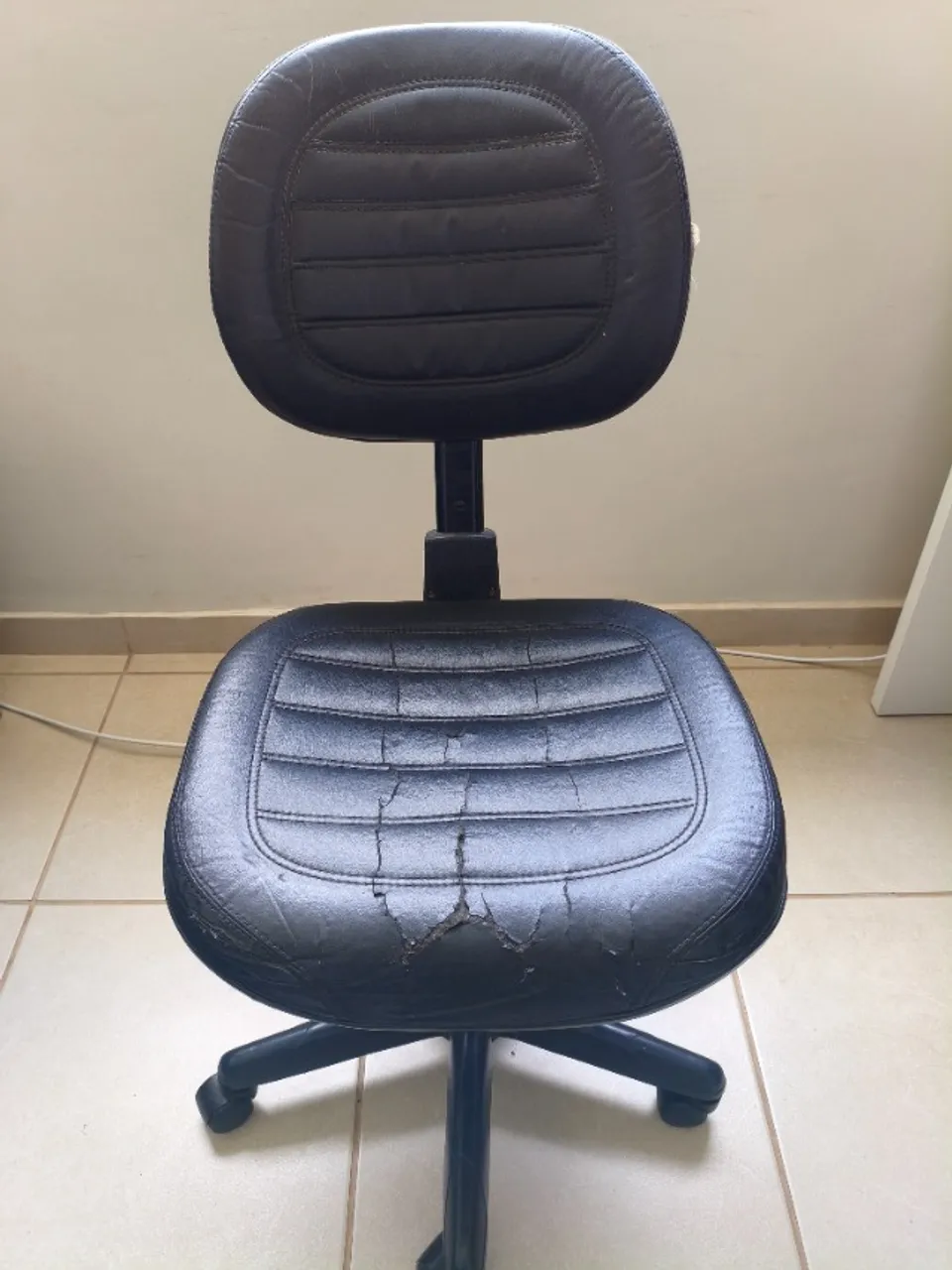 Cadeira escritório giratória com rodinhas (pistão e encosto funcionando perfeitamente)