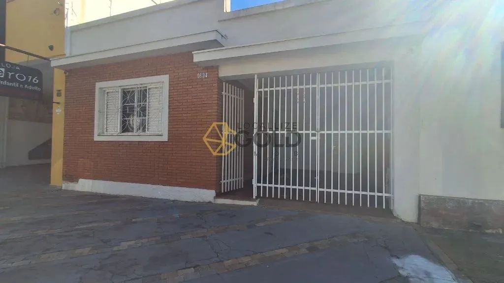 Casa com 2 Quartos, Área de serviço, e churrasqueira no Centro.