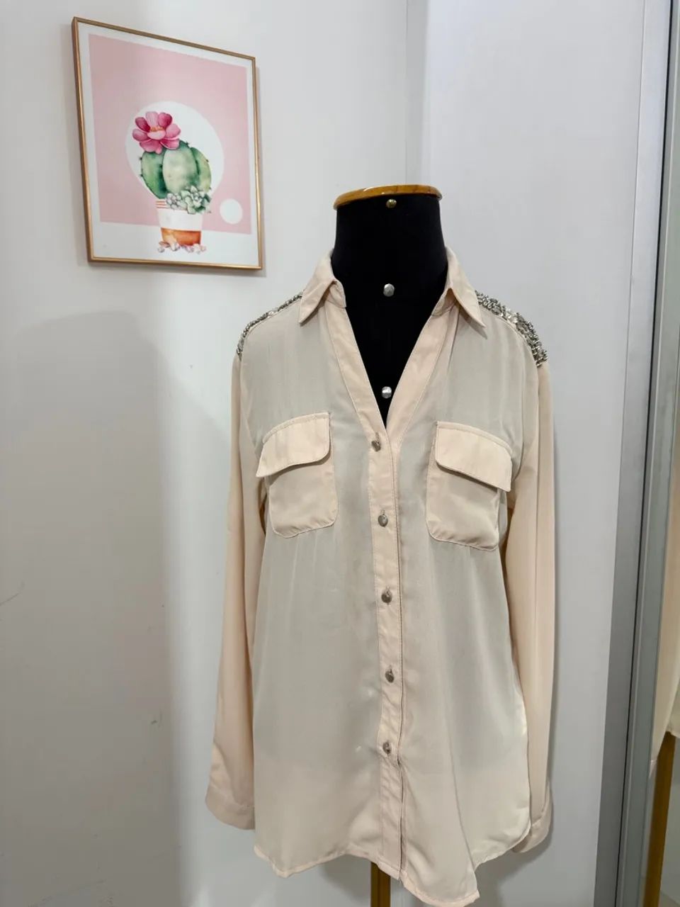 Camisa Feminina nova com Detalhes
