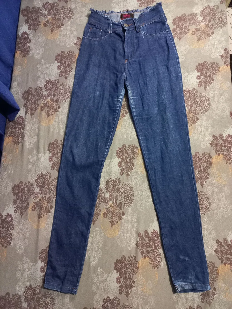 Calça Jeans Feminina com Desfiado na Cintura