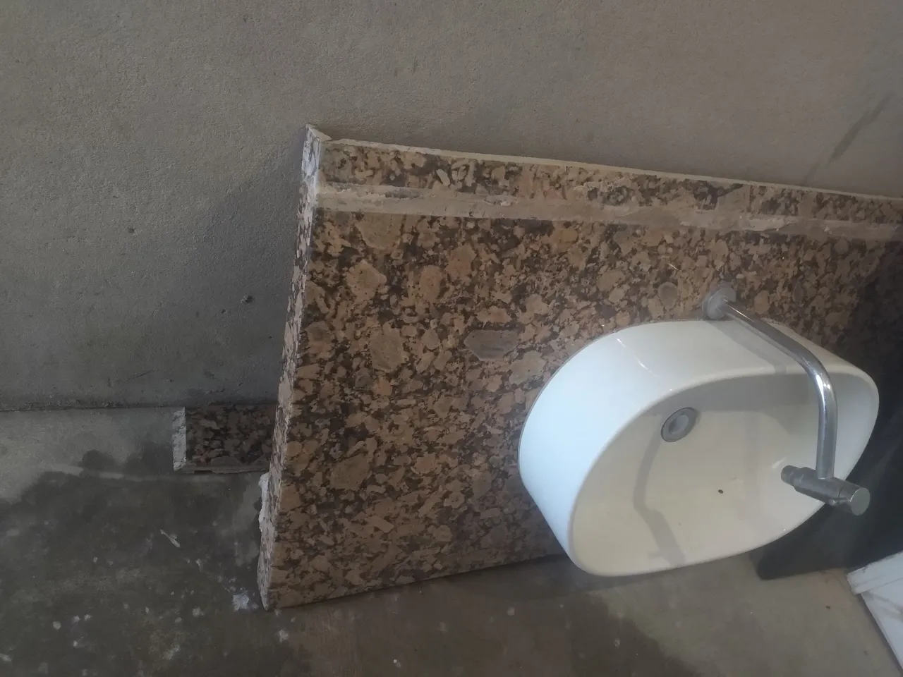Pia para banheiro com bancada de granito