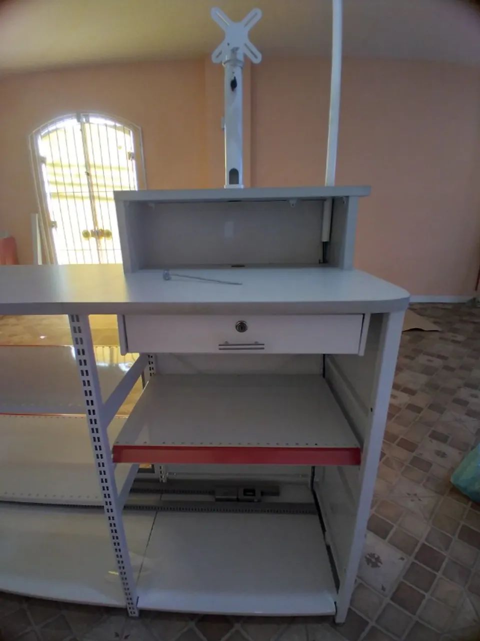 Balcão de atendimento de 12M c/suporte para computador e c/vitrine  - Foto 2