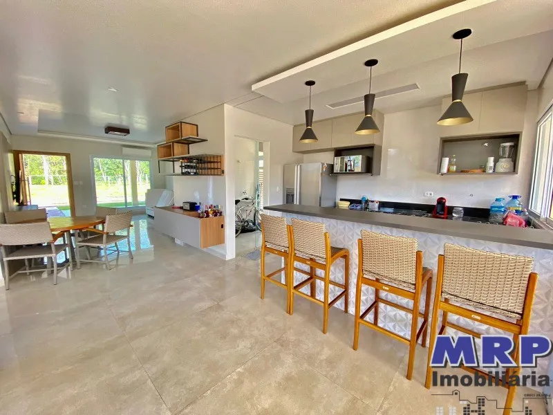 Casa em condomínio em Ubatuba. Praia da Lagoinha. 4 dormitórios. Alto padrão. Com piscina.