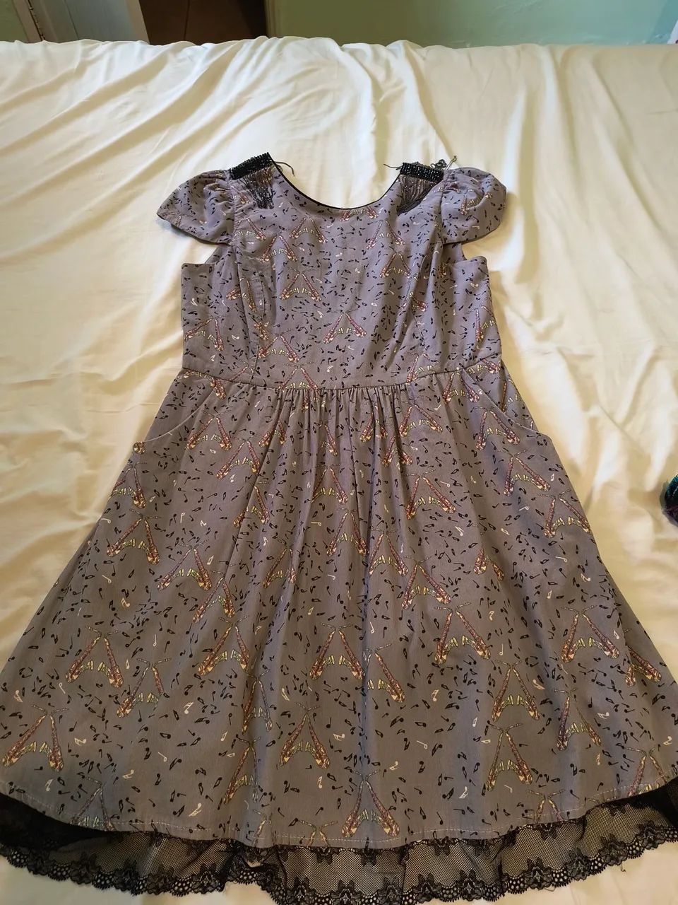 Vestido Antix modelo Saxofone