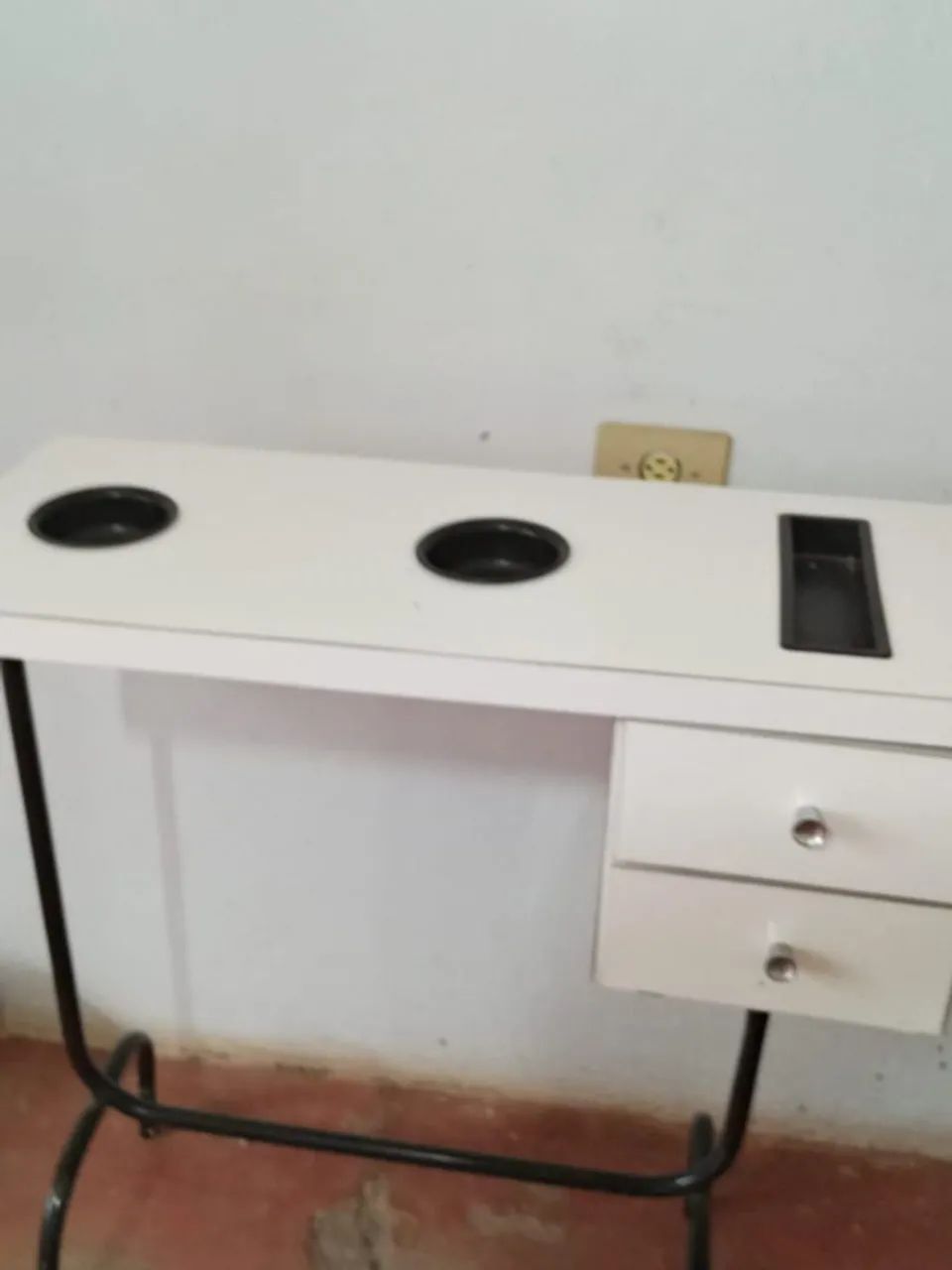 Mesa branca com gavetas e suporte para copos