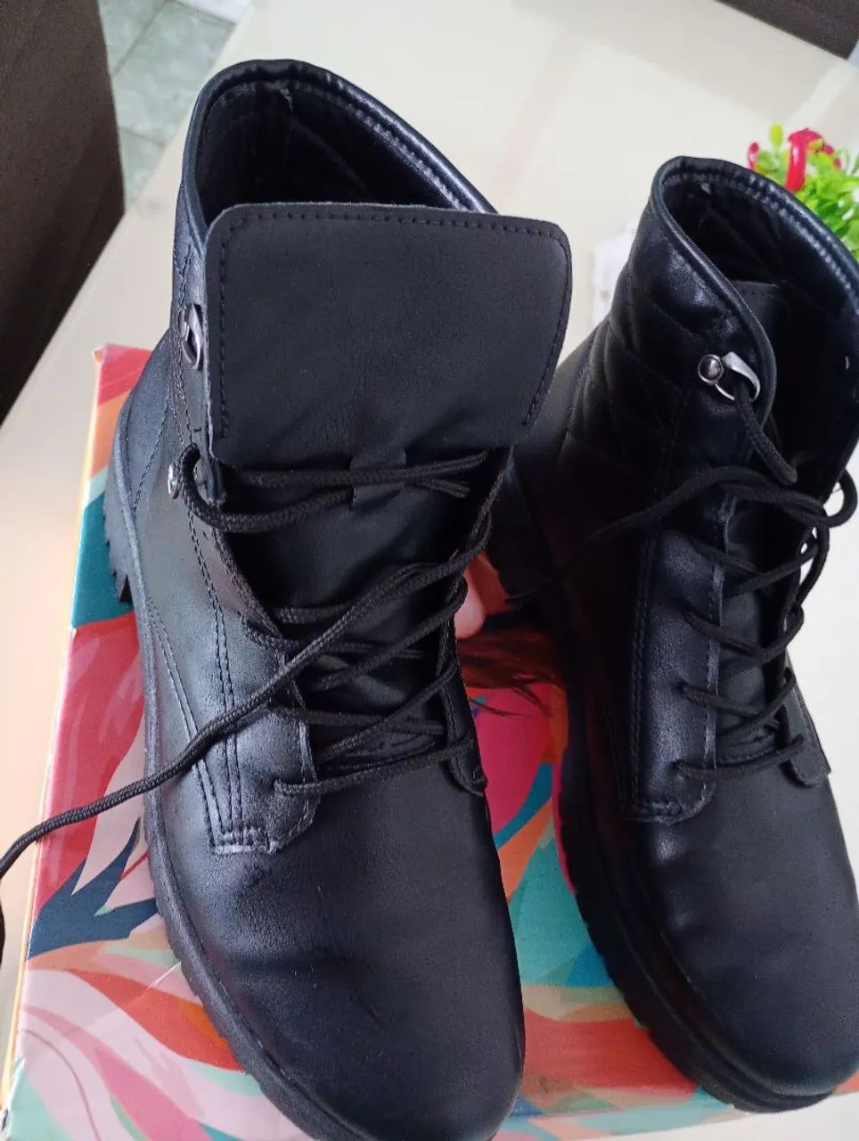 Bota cano curto.