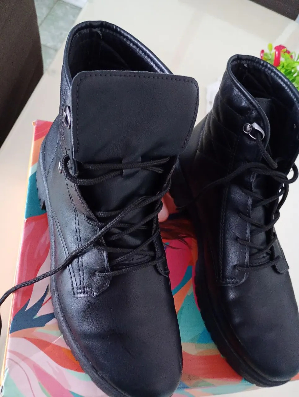 Bota cano curto.
