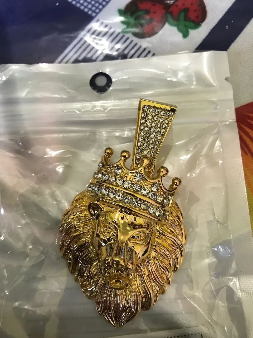 Pingente de Leão Dourado com Coroa e Strass - Imponência e Estilo para Seu Cordão! 