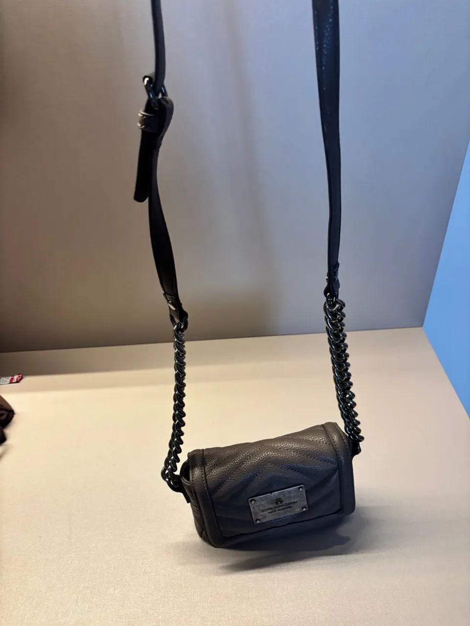 Bolsa John John de Couro Marrom com Corrente - Foto 3