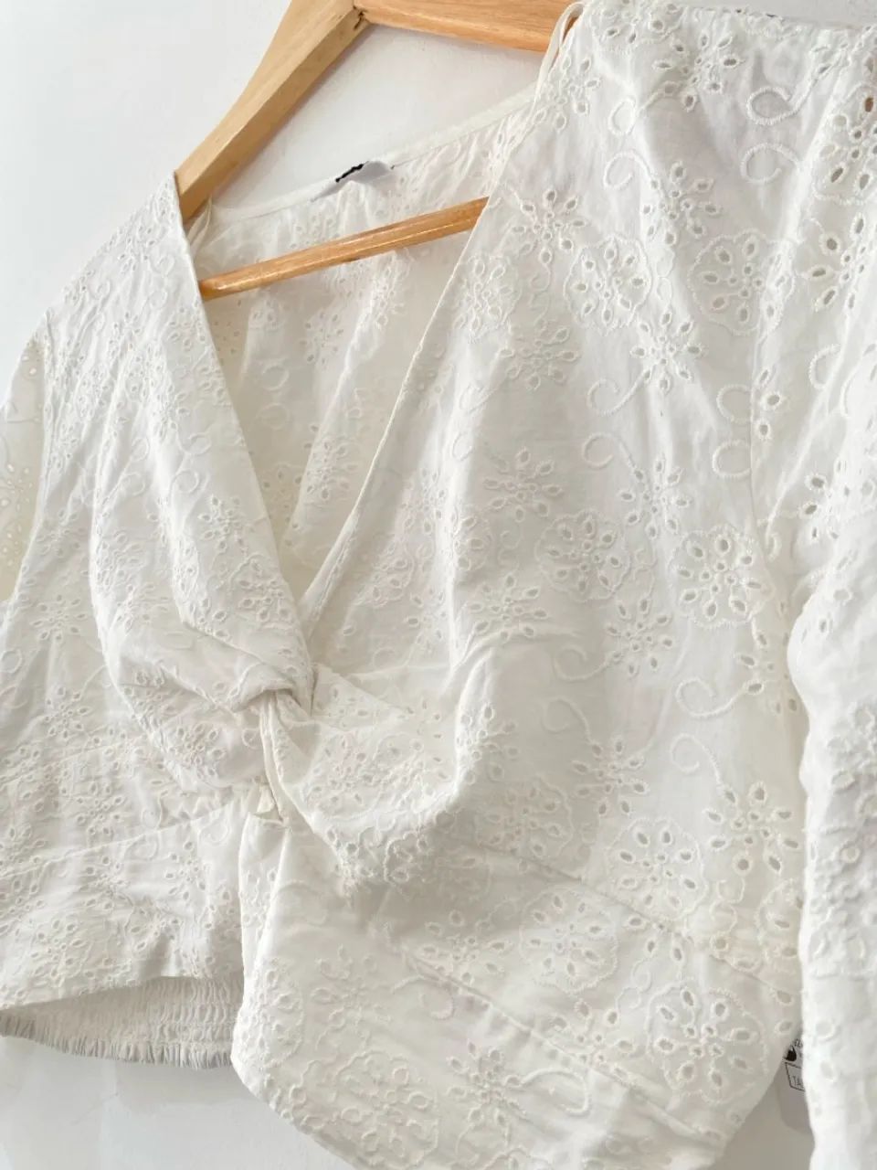 Blusa branca com bordado e nó frontal - NOVA - Foto 3