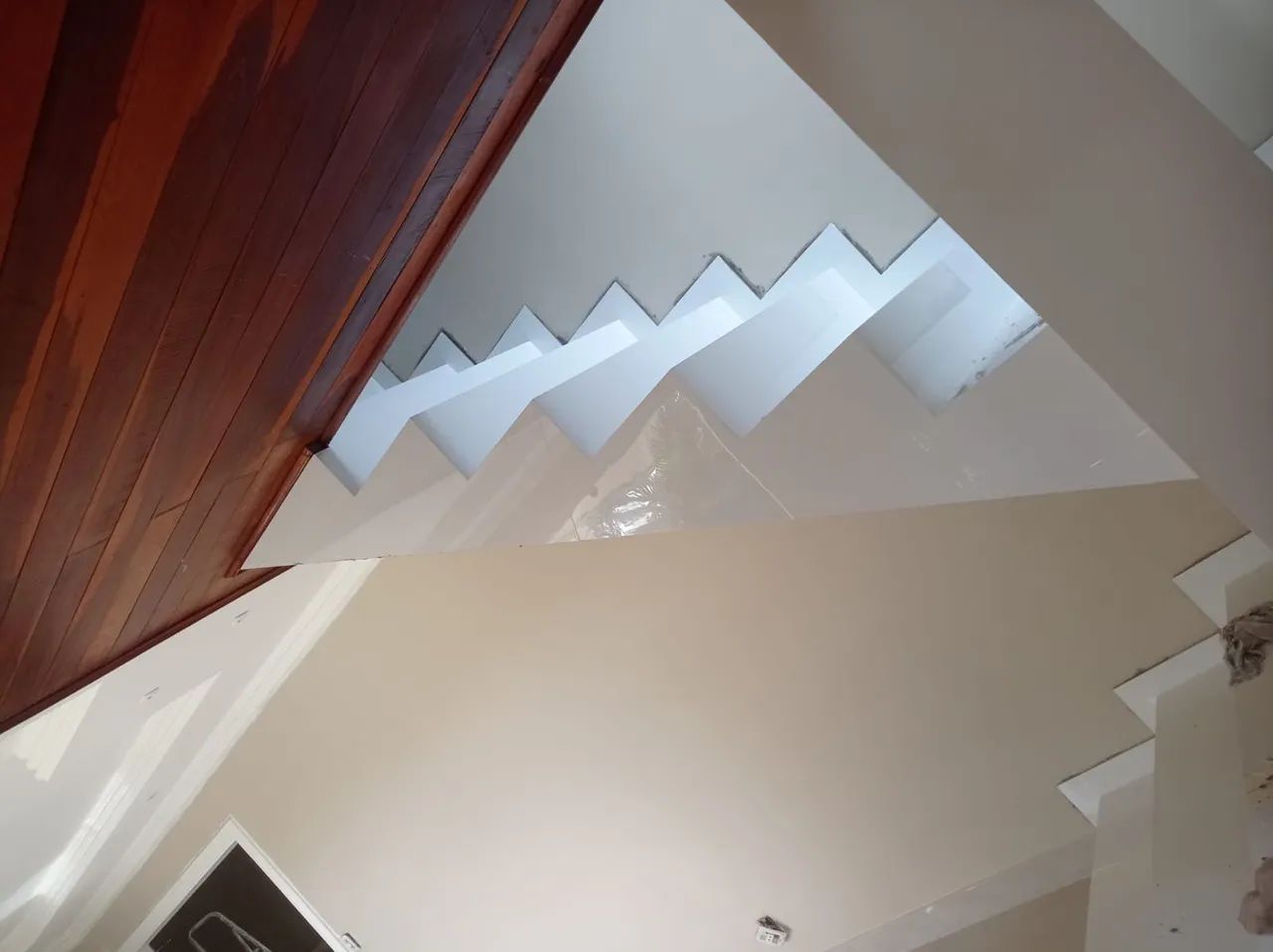 Escada em madeira e revestida com porcelanato