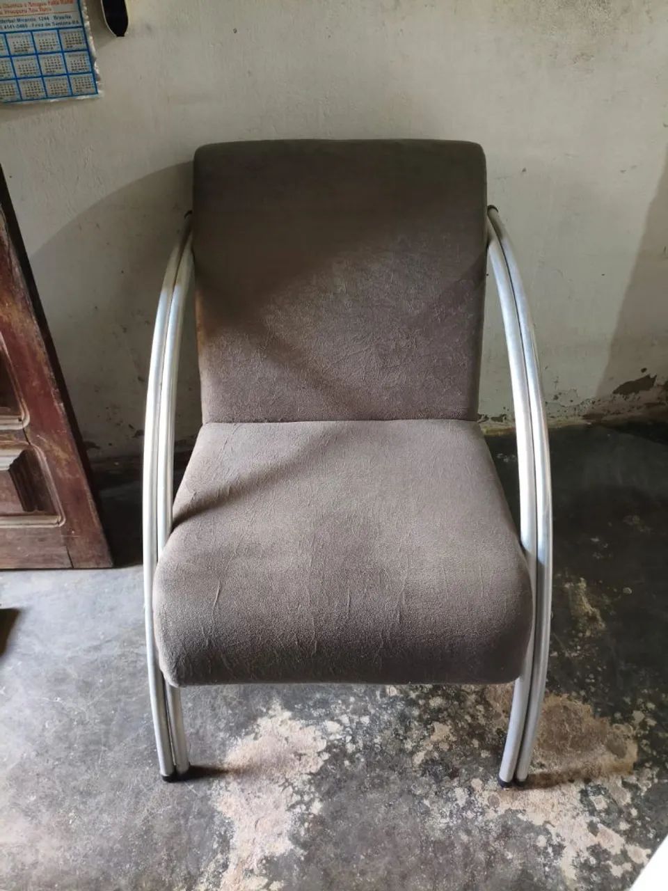 Modern and Comfortable Armchair64169234253185122