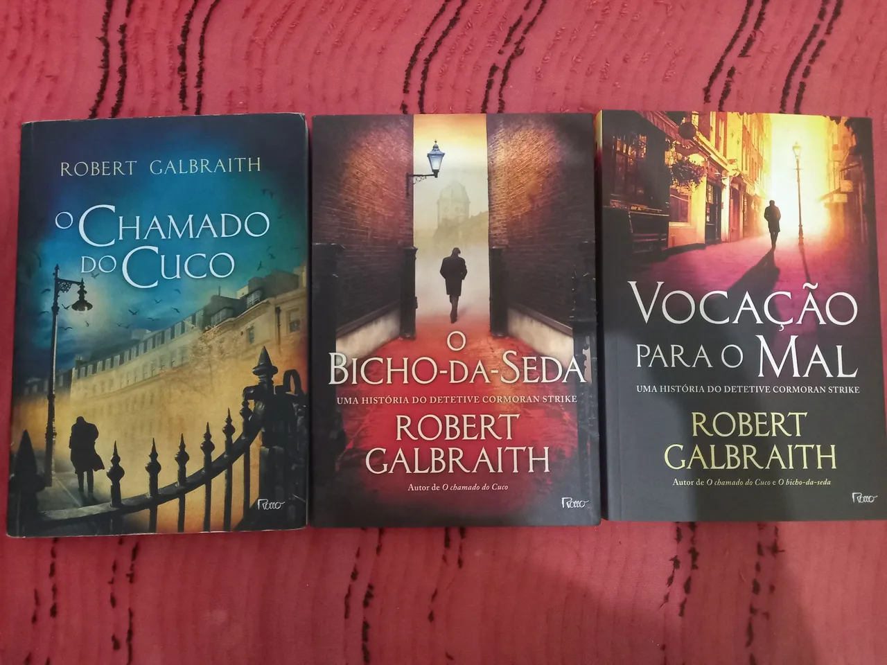 3 livros da Robert Galbraith: O chamado do cuco, o bicho da seda e vocação para o mal