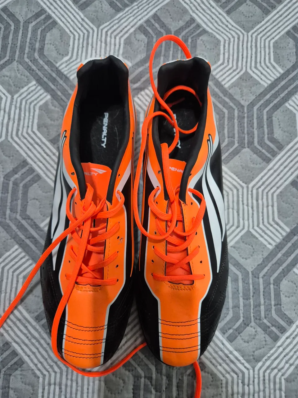 Chuteira Penalty Society Laranja e Preto
