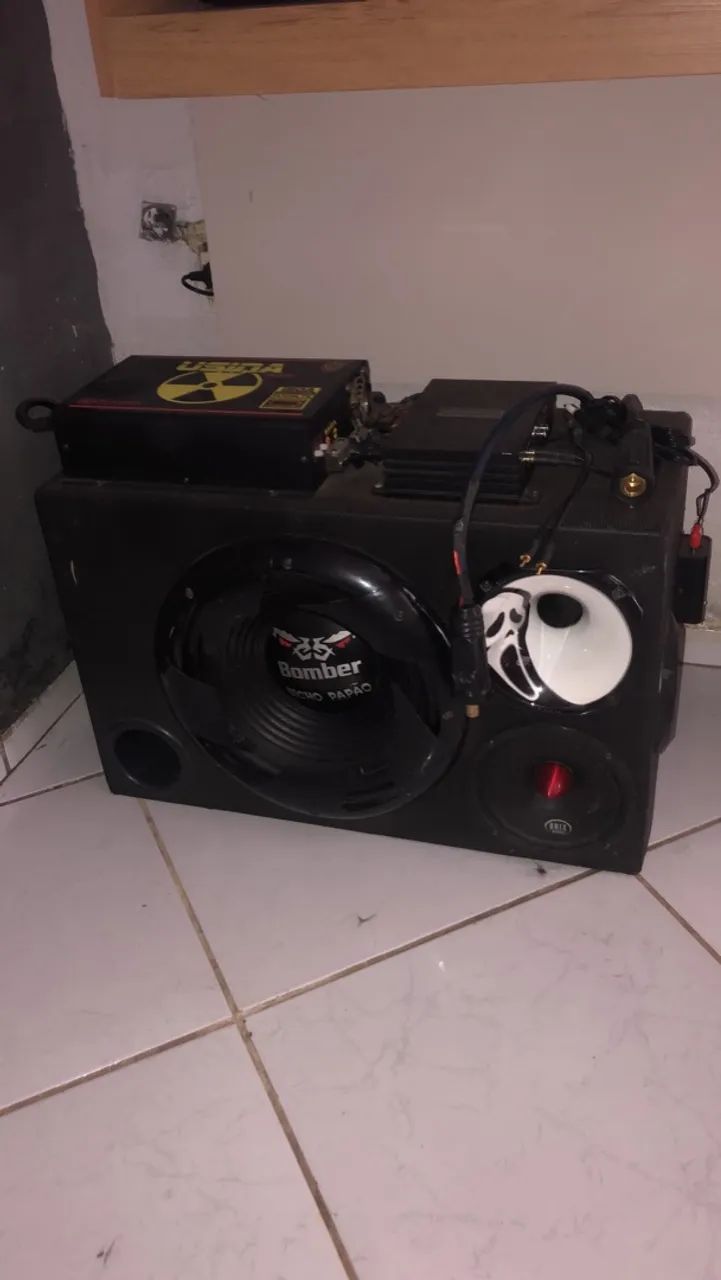 Caixa de som com fonte carregadora de bateria 
