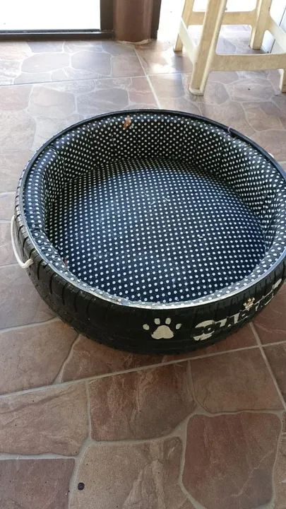 Cama para cachorro feita de pneu